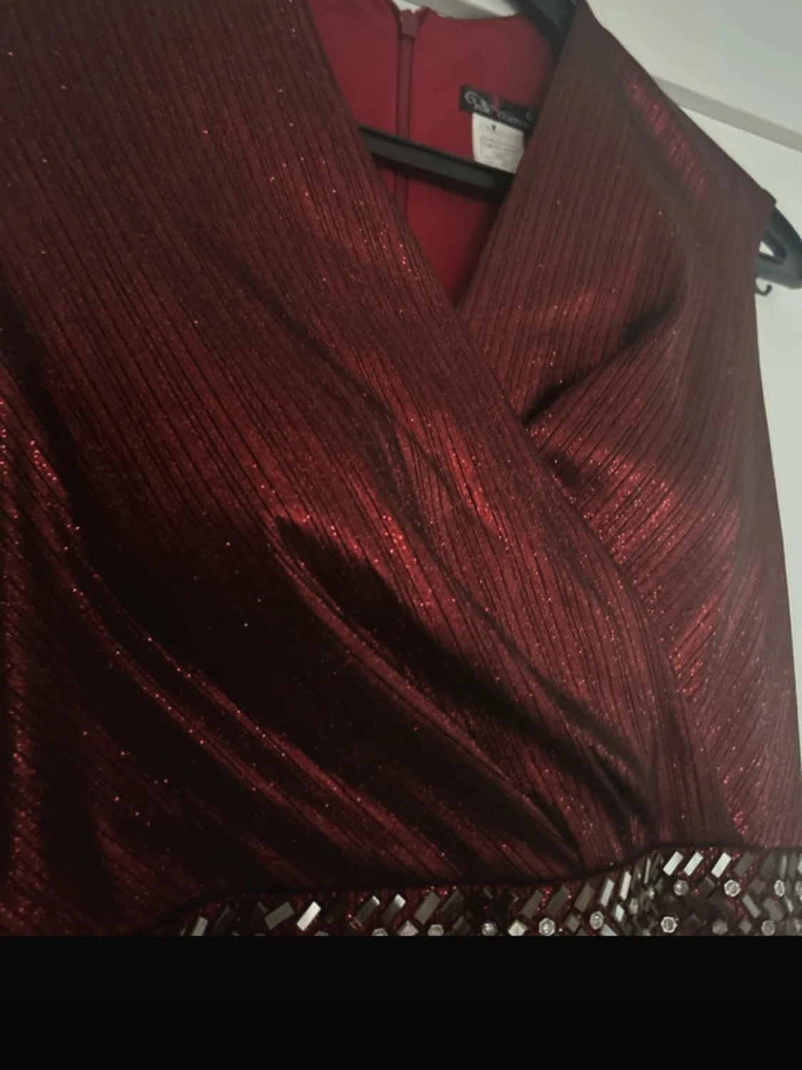 Vinröd långklänning med glitterdetaljer - 1