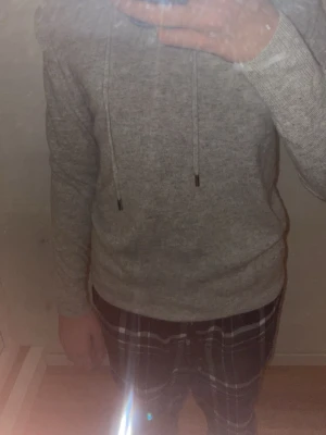 Grå kashmir hoddie - Grå Kashmir hoddie med en utmärkt passform knappast använd och mycket bra skick. Sitter perfekt till vilken outfit som helst, stilren.
