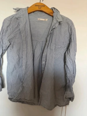 Skjorta ifrån lager 157 - Stl S men stor i storlek andvänd lite fint skick