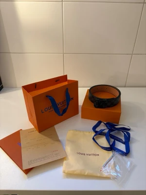 Svart bälte/skärp - Säljer ett bälte/skärp som är i svart färg och är helt ny och oanvänd. Original förpackning följer med.