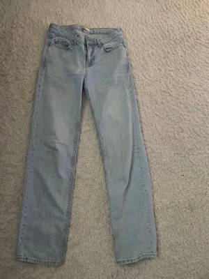Ljusblå raka jeans i klassisk modell - Snygga ljusblå jeans med rak passform och klassisk femficksdesign. Jeansen har en enkel look utan slitningar och är perfekta för en clean stil. Tillverkade i jeansmaterial och passar till många olika outfits.