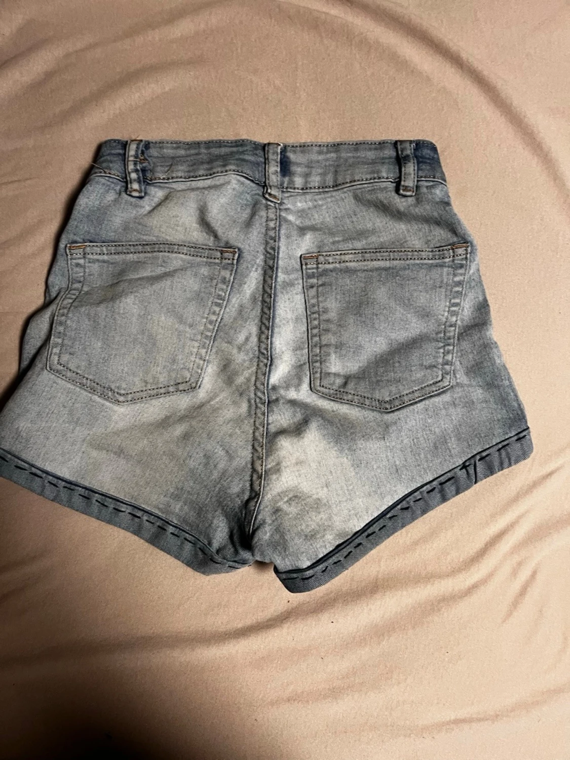 Ljusblå denimshorts med uppvik - 1