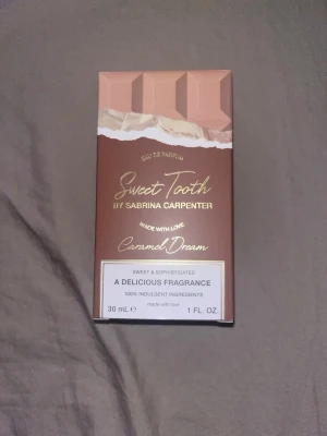 Sweet Tooth Caramel Dream Parfym - Sweet Tooth Caramel Dream av Sabrina Carpenter är en parfym i en snygg brun och rosa förpackning med chokladinspirerad design. Doften beskrivs som söt och sofistikerad, med inslag av kola. Flaskan rymmer 30 ml och är perfekt för dig som gillar gourmanddofter.
