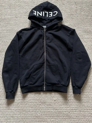 Svart C Hoodie - Säljer denna snygga C hoodien i storlek Xs passar Större S. I princip nyskick skulle säga 9/10, Måtten är ca 67 cm lång o 55 axel till axel. Hör av er vid fler frågor!
