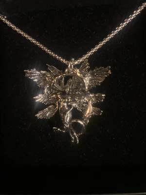 Coolt halsbnad❤️ - Super vackert och detaljerat halsband med en kvinna med vingar som siktar med sin pilbåge på❤️den är kerurgiskt stål så kommer inte rosta❤️den kostar 264kr ny på fyndiq 