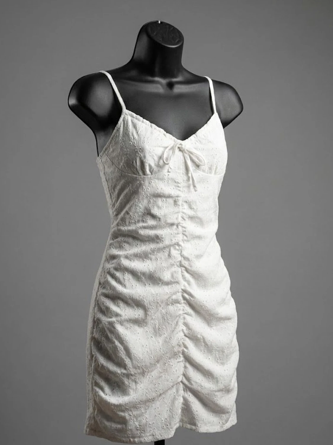 Vit kort klänning med knyt och broderi