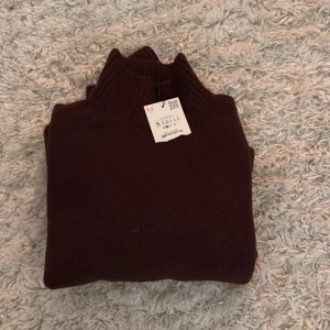 Vinröd polo tröja - Säljer en super fin vinröd polo tröja ifrån Zara, återpublicerad annons! Tröjan är använd fåtals gånger!!