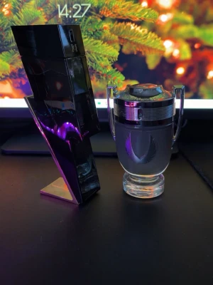 Invictus och bad boy - Säljer dessa 2 parfymer då jag glömt bort att jag har dem! Båda två luktar otroligt gott! Se bilder för mer info om parfymerna! Båda parfymerna är lite använda men jag skulle säga att de är mer än 80 procent kvar i båda två (finns bilder som visar)  Nypris Invictus 100ml: 1100kr Nypris Carolina Herrera bad boy: 1150kr Skulle man vara nojig över att det är fejk så ingår köpskydd som gör att du kan skicka tillbaka varan! Hör gärna av er vid intresse! 