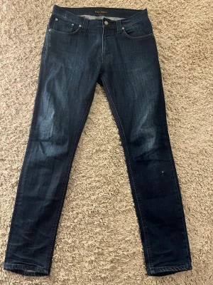 Nudie jeans Lean Dean  - Tja säljer nu dessa sjukt feta nudie jeans👖  Storleken är W32 L32 och modellen heter ”Lean Dean”✅ | Det finns en liten slitning på ena benet men som gör jeansen snyggare enligt mig🤩 | Vid frågor är det bara att skriva!!👑