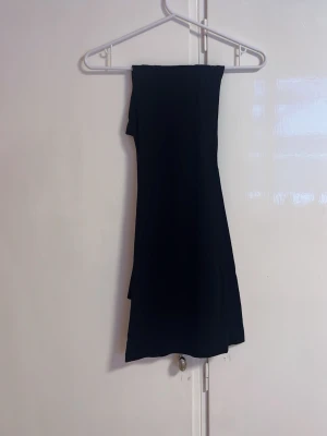 Yoga pants - Svarta yoga pants med utsvängda ben och nedvikbar midja. Stretchigt material som sitter tight upptill och släpper ut nedtill för en snygg siluett. Perfekta att styla med en oversized hoodie eller crop top.