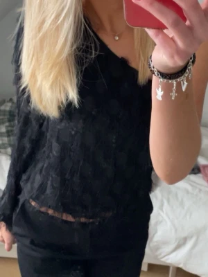 Svart blus  - Svart blus med fransar från Gina 🌟Knappt använd!!