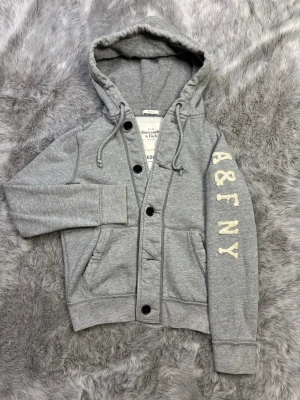 Abercombrie&Fitch Hoodie - Säljer denna sällsynta och mycket eftertraktade Abercombrie&Fitch hoodie | Storlek M | Mycket bra skick | Vid eventuella frågor hör gärna av dig och erbjuder bra pris vid köp av bundle 😁✅
