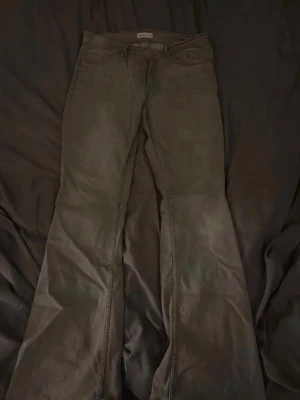 Grå bootcut jeans  - Jätte snygga