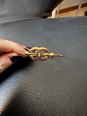 Guldaktigt armband - Guldaktigt armband. Man kan justera storlek lite, genom att nypa ihop eller dra ut armbandet. Aldrig använt!