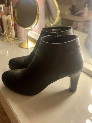 Svarta klackar från Tamaris 👠 - Snygga svarta klackar från Tamaris i skinn med rund tå och hög klack. Klassisk och stilren design som passar till många olika outfits. Dragkedja på insidan för enkel på- och avtagning. Storlek 40 men passar som 39✨