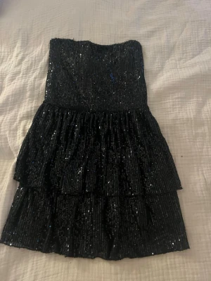 glitter klänning från Gina Tricot - Säljer denna snygga klänning från Gina Young💕 passar perfekt till fest eller liknande💕 endast använd en gång💕 storlek 158/164 men sitter som xs/s