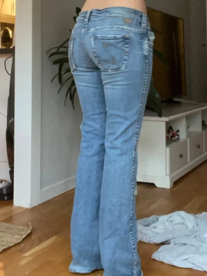 Lågmidjade bootcut jeans från Silver  - Jääätte snygga men har tyvärr för många jeans ☹️de är lite långa för mig så står på tå i bilderna💕midjemått: 40cm. Innerbenslängd: 80cm 