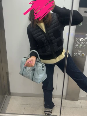 Svart croppad dunjacka med dragkedja -  Säljer min Moncler cardigan på grund av att jag använder den inte för att jag delar med min lillasyster som har en annan färg vi storlek M men Nån som har storlek S kommer kunna få på sig den 