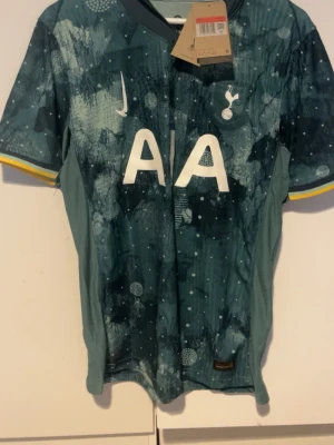 Tottenham Hotspur bortatröja Nike - Tottenham hotspur bortatröja från säsongen 24/25 med Son 7 på ryggen helt ny med tag. Cond 10/10. Det är även spelar verision så lite mindre i storleken.  Replika!