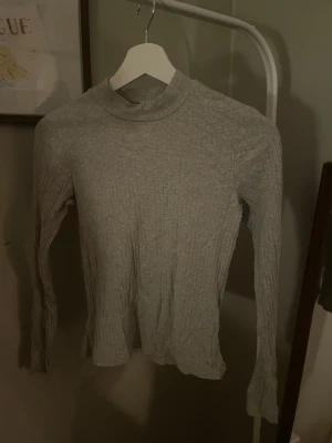 Långärmad tröja - Fin långärmad tröja i fint skick. Kolla gärna i min profil för att köpa i bundle för att få in rabatter!💗