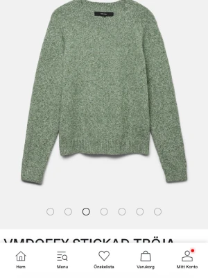 Grön stickad tröja från vero Moda i st xs - Mysig stickad tröja i melerad grön färg från vero Moda . Tröjan har rund halsringning, långa ärmar och ribbstickade muddar vid ärmslut och nederkant. Orginalpris är 300kr💕(säljer då den inte kommer till användning)finns ett pyttelitet hål på framsidan(kolla bild) men det är nästa osynligt och jag har haft en tejpning innanför för att minska till minsta möjliga storlek men jag tog bort den för att ta bilden så man ser den verkliga storleken❤️