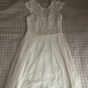 Balklänning  - Maxiklänning från VILA. Använt 1 gång. Helt nyskick. 