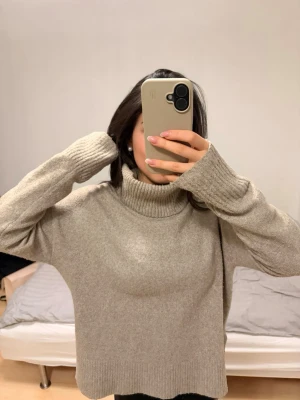 Stickad polo tröja - Beige brun polo tröja. Mysig i storlek xs. Inga defekter