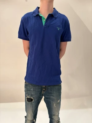  Gant piké  -  Säljer en blå Gant piké i storlek M, helt okej skick, skriv vid frågor så klart