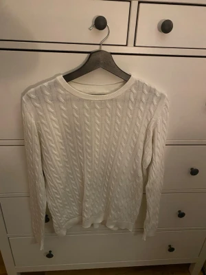 Vit kabelstickad tröja - Kabelstickad vit tröja från Ullared från deras egna märke basic you i storlek M