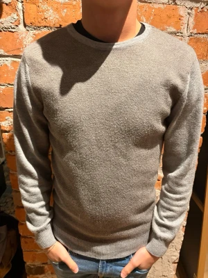 Stickad tröja - Säljer min stickade tröja från stenströms som är i merinoull blandning tillsammans med vanlig ull! Tyget är från Zegna och den är hur skön som helst! Strl S och passar mig som är 170cm och väger 60kg