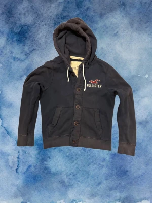 Vintage Hollister Cardigan Med Knappar - Säljer denna otroliga sällsynta och feta Hollister cardigan med knappar | Bra skick, urtvättad färg | Längd ≈ 61cm, Bredd armhåla - armhåla 51 cm | Modell 175, 68 kg