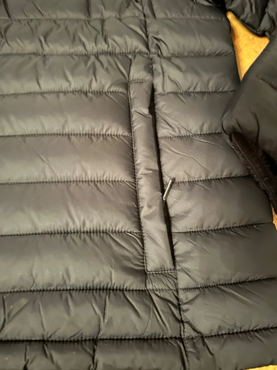 Svart quiltad pufferjacka med huva stl L  - 1