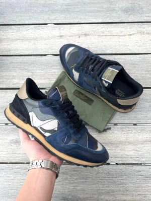 Valentino Rockrunner Skor - Valentino Rockrunners i en riktigt fet och sällsynt modell! Bra skick, inga tydliga defekter. Og medföljer enligt bild. Kontakta mig för fler frågor och funderingar!