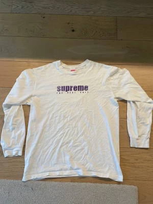 Supreme Långärmad T-shirt - Sprickor på tryck fram och backsida, annars bra skick. Lite längre och bredare passform