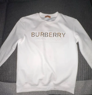 Burberry sweatshirt - Säljer en jätte snygg och fräsch burberry tröja, tröjan är aldrig använd endast testad och är i ny skick. Säljer den för att den va liten på mig.