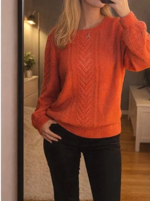 Orange stickad tröja - Snygg orange stickad tröja med hålmönster fram, bak och på ärmarna. Tröjan har rund halsringning, ribbade muddar och en avslappnad passform. Perfekt för att addera färg till din outfit. Väldigt bra skick och lite oversize i storleken!🧡❤️