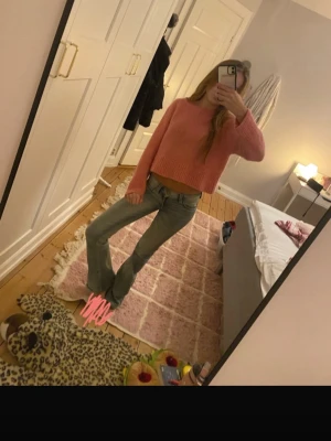 Rosa stickad tröja - Säljer en söt rosa stickad tröja med croppad passform och långa ärmar. Tröjan har en enkel, rak design. Perfekt att matcha med jeans för en vardags outfit. Wool/ Alpaca blend!