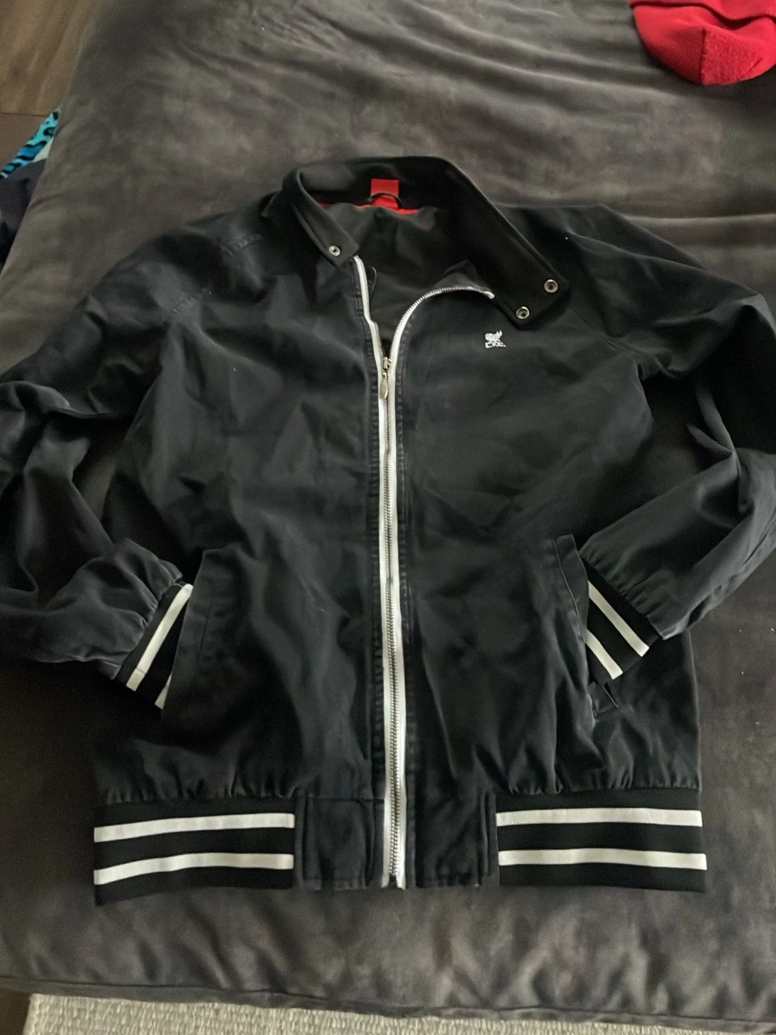 Svart vindjacka från LFC med vita detaljer