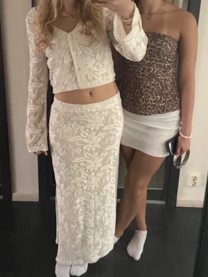 Virkat set - Vit/beiget virkat set med kofta och långkjol. Kan även tänka mig att sälja delarna separat. 