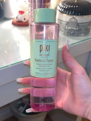 Pixi Retinol Tonic ansiktsvatten💜🍵🫧 - Pixi Retinol Tonic är ett ansiktsvatten med retinol och jasminblomma som hjälper till att jämna ut och fräscha upp huden. Använd en del innan tills jag fick en jag tyckte bättre om, så det är absolut inget fel på denna💜Det är ungefär 50% kvar i den🫧 pris går så klart alltid att diskutera!