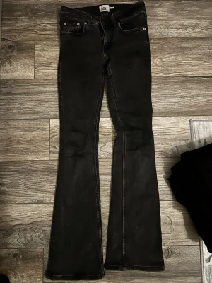 Svarta bootcut jeans från lager 157 - Snygga svarta bootcut jeans från lager 157 med klassisk femficksdesign och markerade sömmar. Jeansen har en något utsvängd passform nertill och är tillverkade i ett stretchigt denimtyg som sitter bekvämt hela dagen.