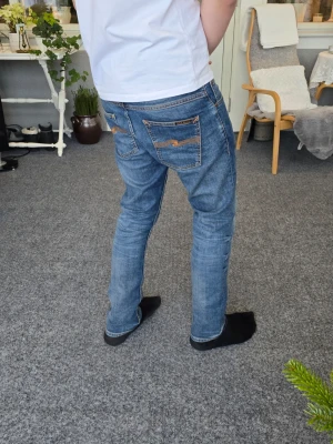 Nudie jeans - Snygga blå Nudie jeans i storlek. Står att det är storlek 30/30, men känns mer som W30/L31. Skriv om du undrar något! Observera att de är lite slitna vid nederkanten. 