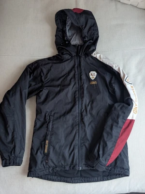 Rid/stalljacka från Kingsland - Snyggt vinterjacka från Kingsland. Jackan är väl använd men är i ett bra skick. 