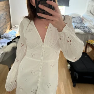 Vit klänning från NA-KD - Säljer en vit klänning från NA-KD med knappar framtill. Använd några gånger