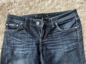 Mörkblå  jeans bootcut - Jätte coola jeans från märket Colins, dom är Lågmidjade bootcut. Köpta secondhand men är för små tyvärr, skriv gärna om du har några frågor!