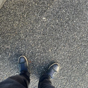 Lanvins - Klassiska svarta sneakers från Vans med vit sula och snörning. Skorna har en låg profil och är tillverkade i canvas med detaljer i skinn. Perfekta för en avslappnad och stilren look.