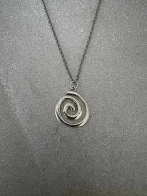 Halsband spiral - Halsband som inte är i äkta silver/guld. Kedja är oftast 50cm men kan ibland komma i 45cm. Kedja är rostfritt stål, berlock oftast i zinklegering men kan även det i vissa fall vara rostfritt stål. Be gärna om mått på berlock om detta är viktigt då bilderna är missvisande när det gäller hur stora dom är! 🌹❤️  Allt är nytt även om de kan stå ”mycket bra skick” , detta mest för att Vinted inte ska fundera på varför jag bara har nya saker .  Bud accepteras inte 🥰🌹