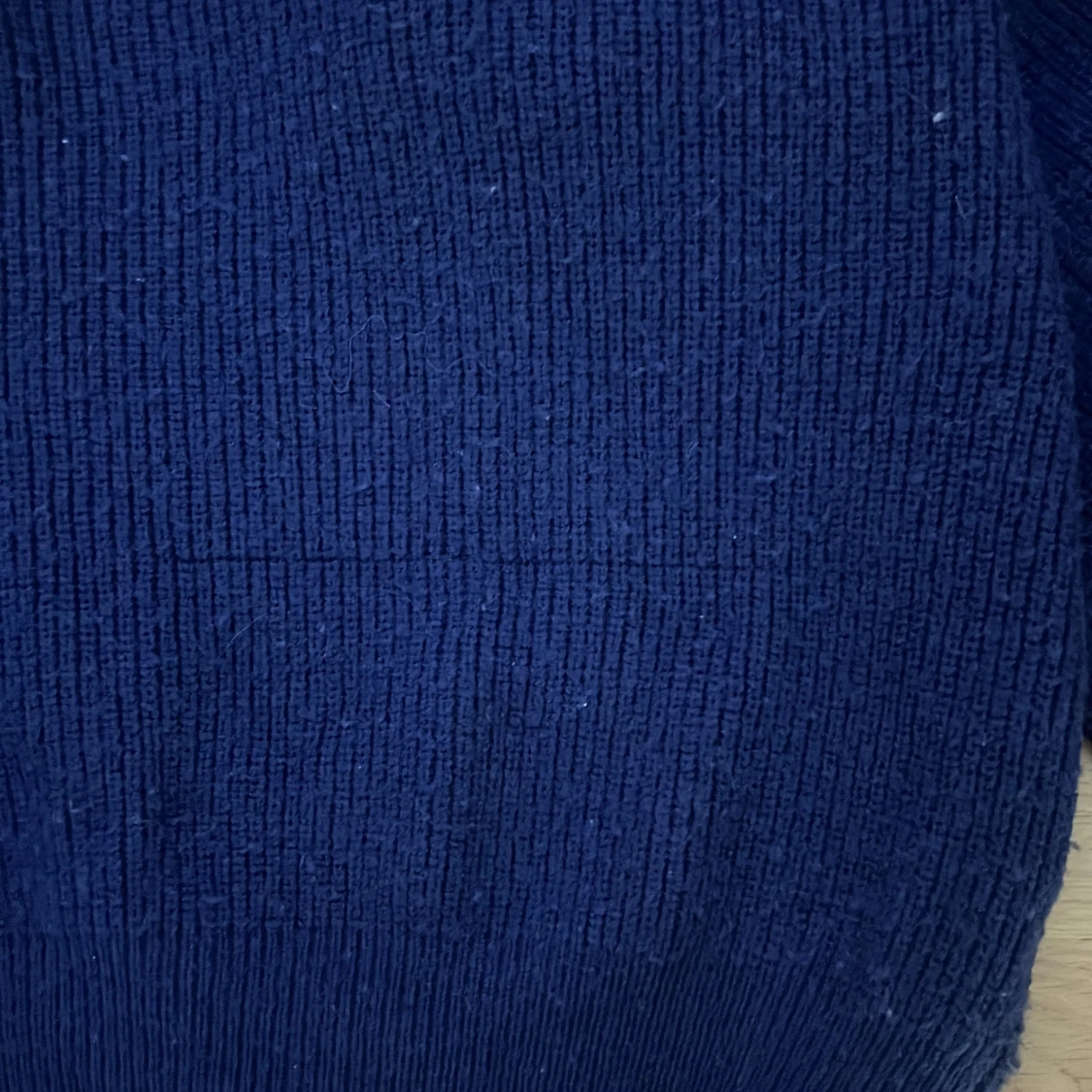 Mörkblå stickad tröja med rosett - 3