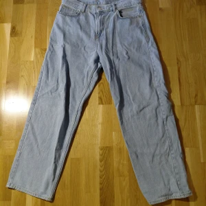 Ljusblåa baggy jeans från Sweet SKTBS - Baggy ljusblå jeans från Sweet SKTBS, modell Sweer Big Skare Jeans. Klassisk femficksdesign, raka ben och tillverkade i 100% bomull. Använd men har inga eventuella skador eller fläckar. Storlek S