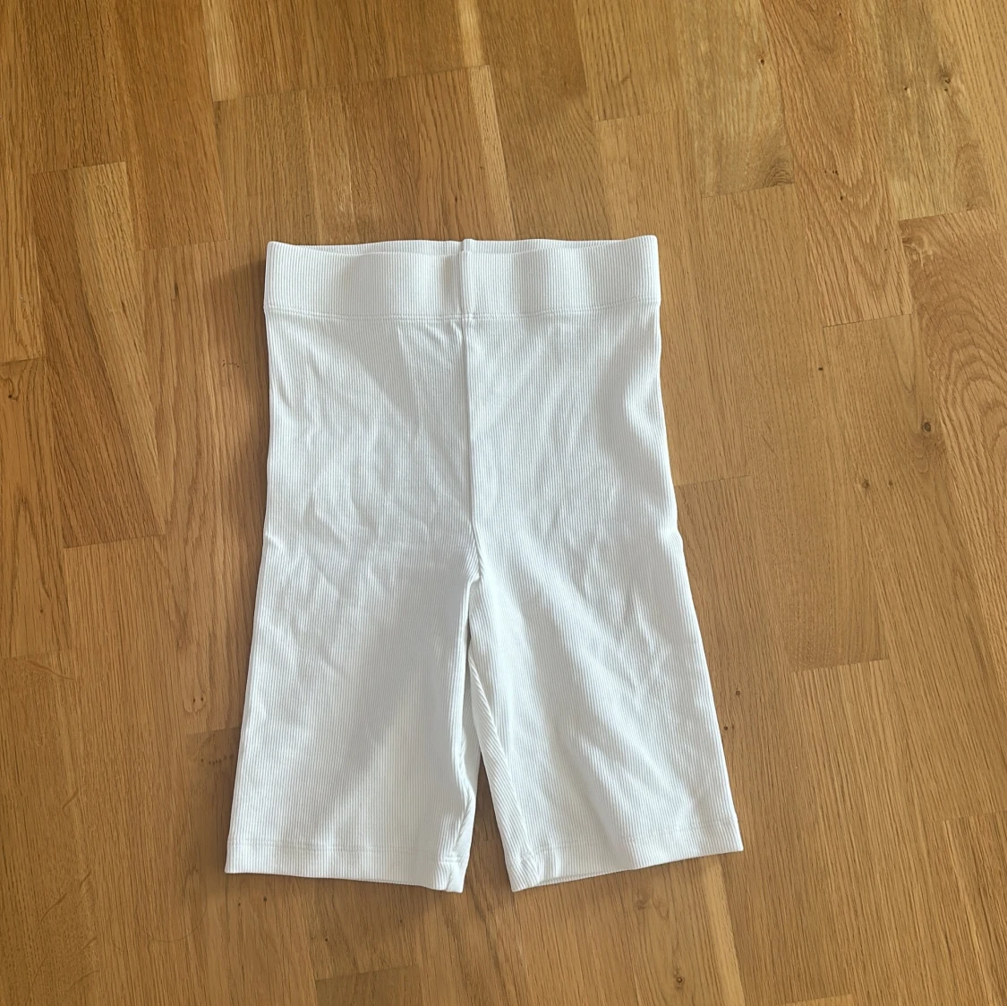 Vita ribbade cykelshorts